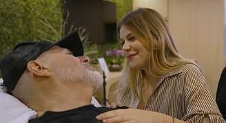 Mingau, do Ultraje a Rigor, ao lado de sua filha, Isabela Aglio; ela anunciou gravidez e falou sobre a reação do pai ao fato em entrevista à Record.