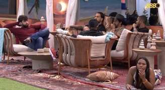 Brothers conversam na área externa do BBB26