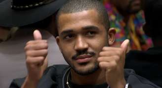 Matheus acena ao ser informado por Tadeu Schmidt de sua eliminação no 'BBB26'