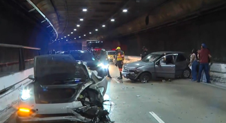 A via permanecia congestionada até depois das 7h desta segunda-feira, 13