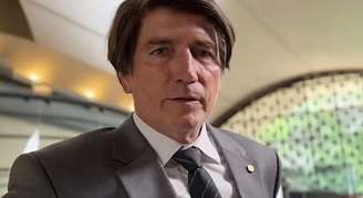 Jim Caviezel caracterizado como Jair Bolsonaro em filmagem de 'Dark Horse'