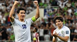 Eldor Shomurodov comemora gol pelo Uzbequistão
