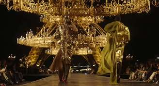 O dourado luxuoso foi visto nos looks desfilados, nos lustres sobre a passarela e na Torre Eiffel