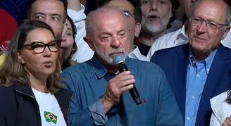 Lula discursa para multidão na Avenid Paulista após vencer eleições para presidente