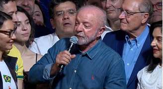 Eleito para o 4º mandato, Lula usa clássica camisa jeans em discurso