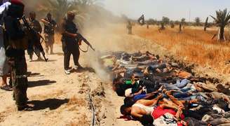 Fotos publicadas na internet indicam que dezenas de membros do Exército iraquiano capturados foram executados por terroristas do Estado Islâmico no Iraque e Levante (EIIL)