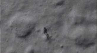 Nasa diz que imagem de alienígena na Lua é um arranhão 