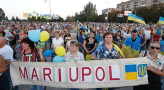 Manifestantes participam de uma demonstração pró-Kiev em Mariupol, no leste da Ucrânia. 4/09/2014.