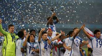 Jogadores da Inglaterra levantam o troféu de campeão do Mundial Sub-17