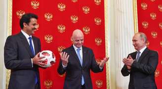 O emir do Catar, xeique Al-Thani, o presidente da Fifa, Gianni Infantino, e o presidente da Rússia, Vladimir Putin, em solenidade da Copa do Mundo