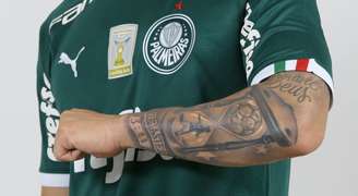 Raphael Veiga tatuou no braço a comemoração de seu primeiro gol pelo Palmeiras (Foto: Cesar Greco)