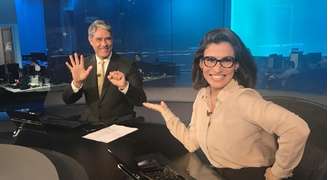 Bonner e Renata gesticulam em referência aos 50 anos do JN: telejornal não tem poupado Bolsonaro de manchetes negativas