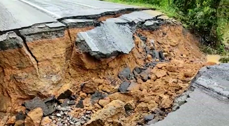 Cratera em rodovia de SC após fortes chuvas