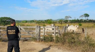 Agente da Polícia Federal na fazenda de Bruno Heller, no Pará