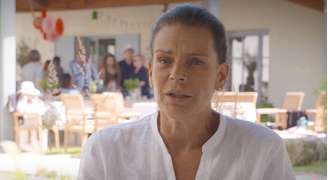 A princesa Stéphanie de Mônaco numa entrevista à TV: vida dedicada a obras sociais