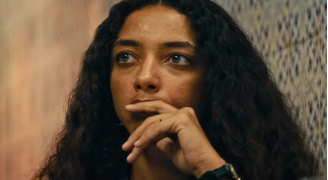 Alice Carvalho durante cena de O Agente Secreto