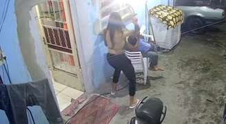 Mulher é morta a facadas com criança no colo.