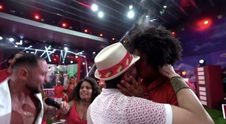 Marcelo e Breno se beijam durante festa do BBB