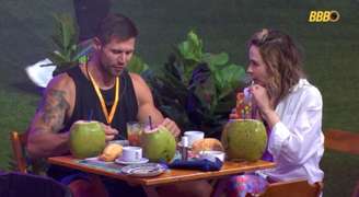 Rivais no jogo, Jonas e Ana Paula trocaram flertes durante a festa do líder