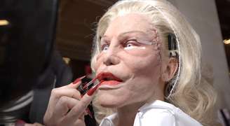 Alexis Stone na preparação para o desfile: rosto deformado com prótese e maquiagem para criticar o culto à beleza perfeita