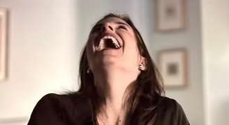 Qual o motivo da graça? Imagem de divulgação de documentário alimenta a curiosidade sobre Suzane von Richthofen