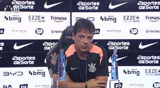 Fernando Diniz defendeu seu jeito explosivo durante entrevista coletiva