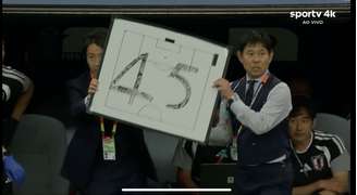 Técnico do Japão mostra placa com o tempo de jogo
