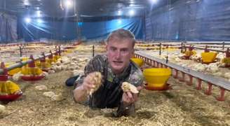 Paulo Osta é famoso por seus vídeos com duplo sentido sobre o manejo de aves