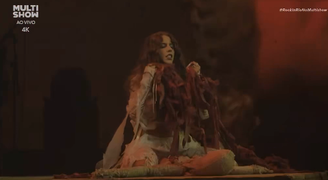 Marina Sena destrói boneco durante show no Rock in Rio