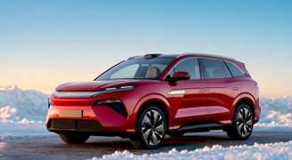 Com 5,04 m de comprimento e quase 2 m de largura, o BYD Atto 8 supera o Peugeot E-5008 em cerca de 25 cm. Um porte imponente que o aproxima mais dos grandes SUVs elétricos, como o Kia EV9.