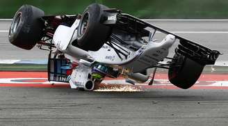 Felipe Massa capotou na primeira curva, após bater em Magnussen