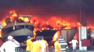 Incêndio destrói barcos em Bertioga, no litoral paulista