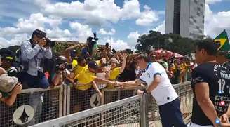 Bolsonaro cumprimenta manifestantes do Palácio do Planalto