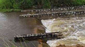 Rompimento de barragem em Sairé inunda casas em Barra de Guabiraba, no agreste de Pernambuco