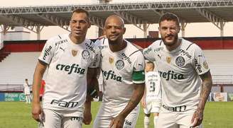 Felipe Melo e Zé Rafael comemoram com Breno Lopes a vitória do Palmeiras pelo Brasileirão (Foto: Cesar Greco)