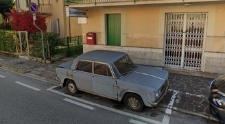 Carro estacionado por 47 anos no mesmo local é removido na Itália