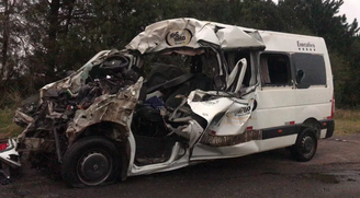 Sete pessoas morrem e três ficam feridas em acidente entre caminhão e van no Paraná