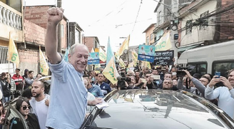 Ciro Gomes (PDT) durante ato realizado em Guianases, na periferia de São Paulo nesta terça-feira (16)