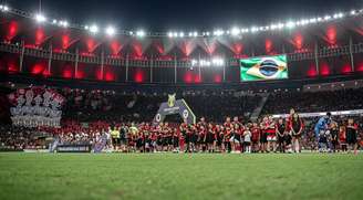 Torcida e time do Flamengo juntos no Maracanã