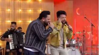 Diego e Victor Hugo enfrentaram alguns problemas ao cantar um de seus hits no 'Encontro'