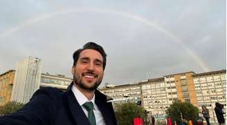 Murilo Salviano diante do Hospital Gemelli, em Roma, onde acompanha a internação do papa Francisco