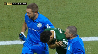 Raphael Veiga deixa gramado