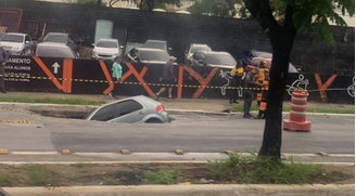 Veículo dentro de buraco na Avenida Assis Ribeiro