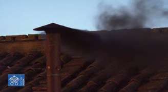 Resultado da 1ª votação do conclave: fumaça preta