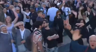 Beijo entre brasileiro e argentino viralizou nas redes sociais