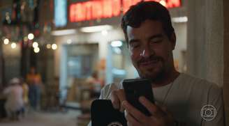 Vasco (Thiago Martins) fazendo uma "fezinha" em 'Vale Tudo': crítica na sequência de comercial de bet