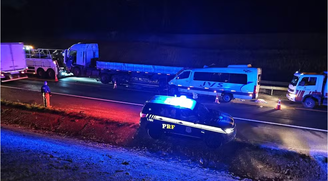 Acidente envolvendo van com estudantes e caminhão deixa professora morta e vários feridos no RS