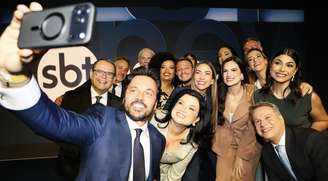 Responsável pela parte institucional do SBT News, Fábio Faria reuniu os apresentadores e comentaristas do canal para uma selfie na festa de lançamento