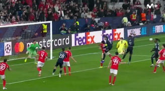 Goleiro do Benfica marcou no último lance contra o Real Madrid 
