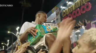 Cadeirante é erguido por público durante ‘pipoca’ do Kannário; veja
